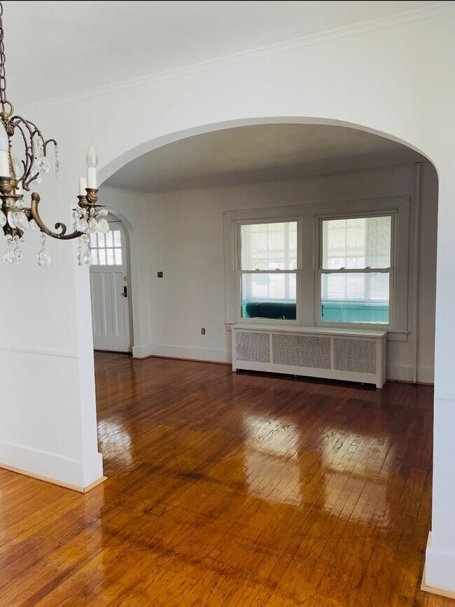 Building Photo - Single Family Home Available in Schenectady, NY!