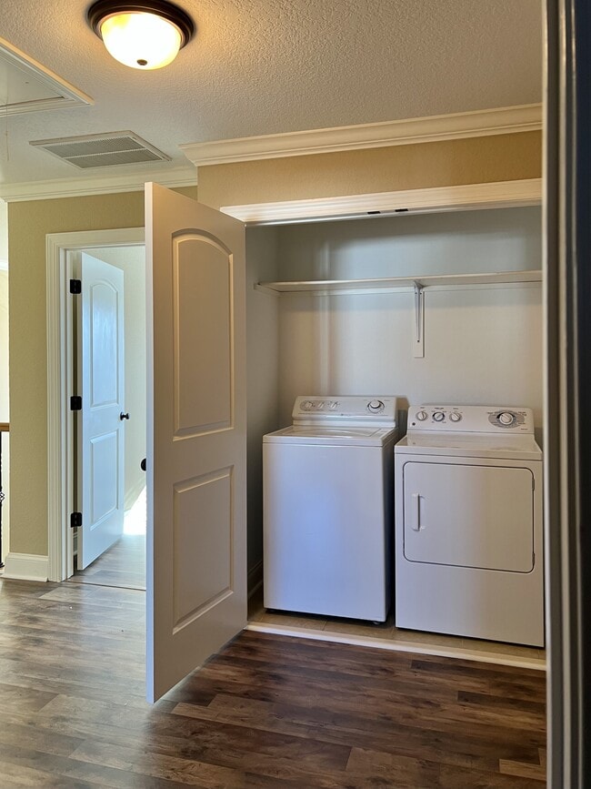 Building Photo - 2000 Croyden Cir