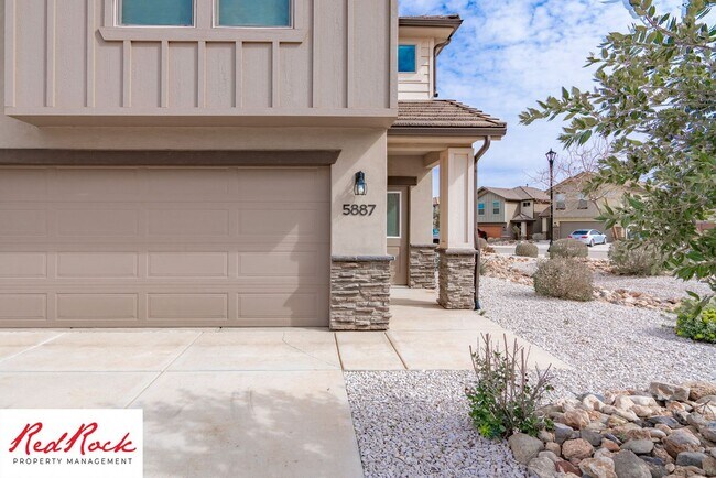 Building Photo - Adorable Stand Alone 4 Bedroom Corner Unit with Fully Fenced Backyard. Small Dogs Welcome.