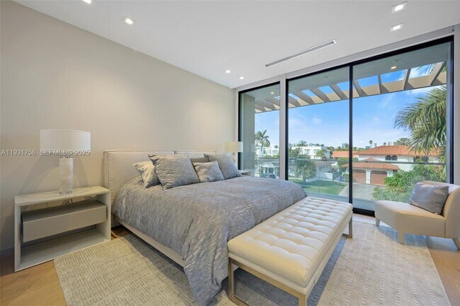 Building Photo - 3260 NE 165th St