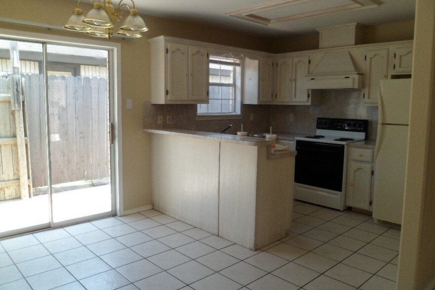 Building Photo - 1014 Stonehaven Blvd