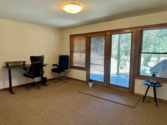 Building Photo - Stunning Running Y Ridge Home with Lake Views – Furnished or Unfurnished!