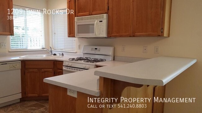 Building Photo - 1209 Twin Rocks Dr