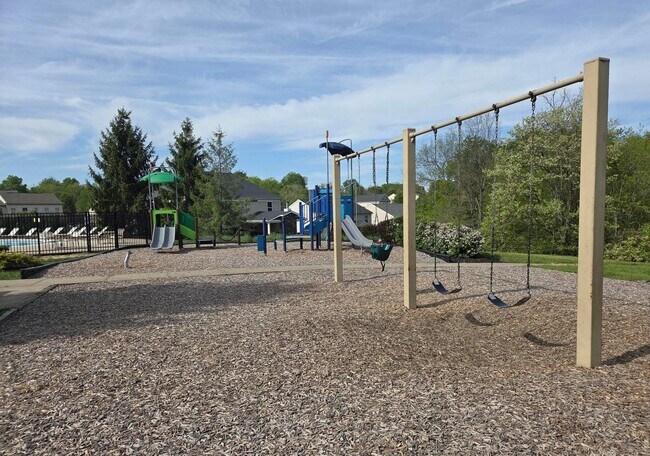 Building Photo - 10133 Meadow Glen Dr