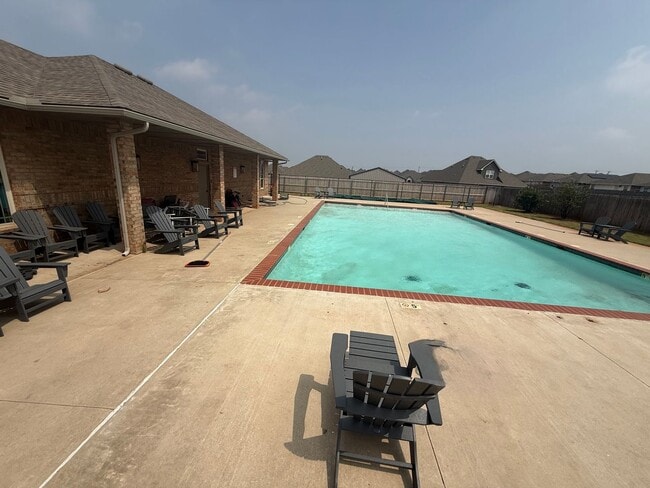 Building Photo - Immaculate 3 bed 2 bath in Mustang Schools, ready for move in on or before July 1st!