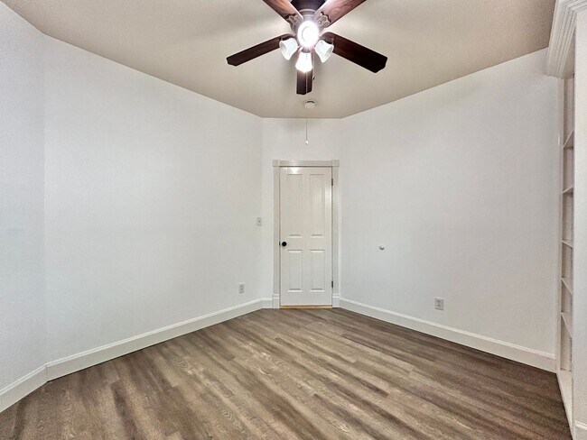 Building Photo - 4 Bed / 2 Bath Spacious One-Level Home with Large Backyard