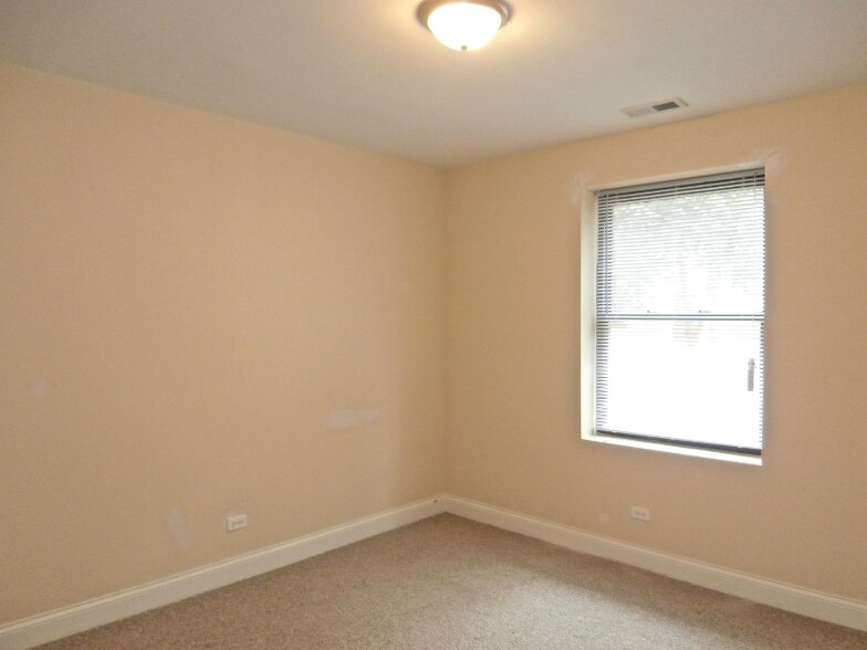 Building Photo - 5001 N Sawyer Ave