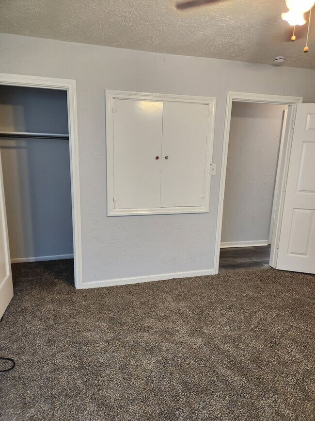 Building Photo - HUD ACCEPTED!! Adorable updated 2bedroom 1...