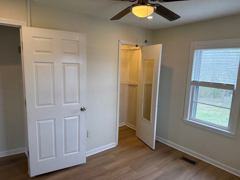 Building Photo - 112 Holland Dr