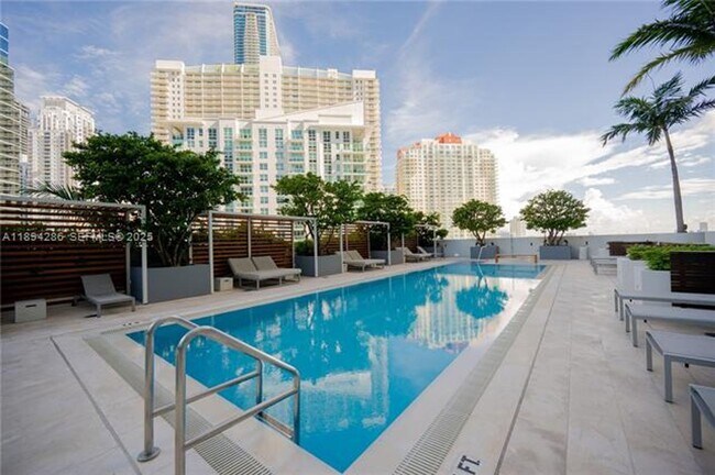 Building Photo - 1300 Brickell Bay Dr
