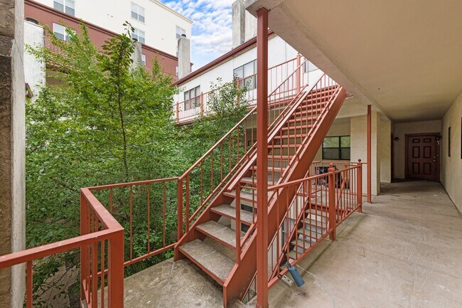 Building Photo - UT PRE-LEASE: 2 BR / 2 BA West Campus Condo - Walk to Campus - Newly Remodeled Kitchen