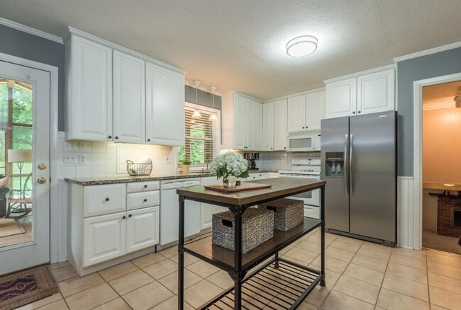 Building Photo - 4BR/ 3BA in West Hills + TWO 2-car garages, screened patio, fenced backyard