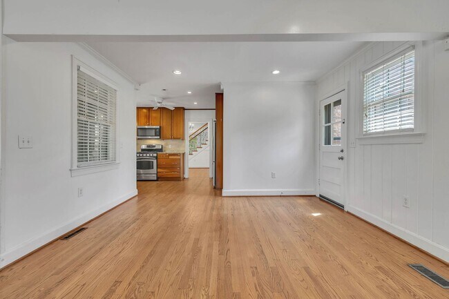 Building Photo - Beautifully maintained and move-in ready 5BR home with a basement