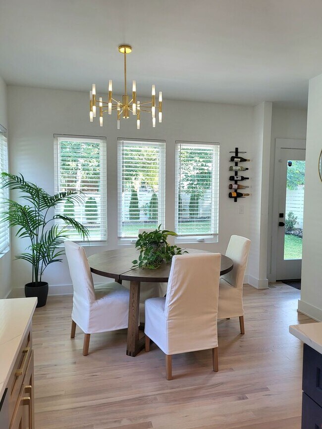 Building Photo - Furnished home in Lincoln Heights