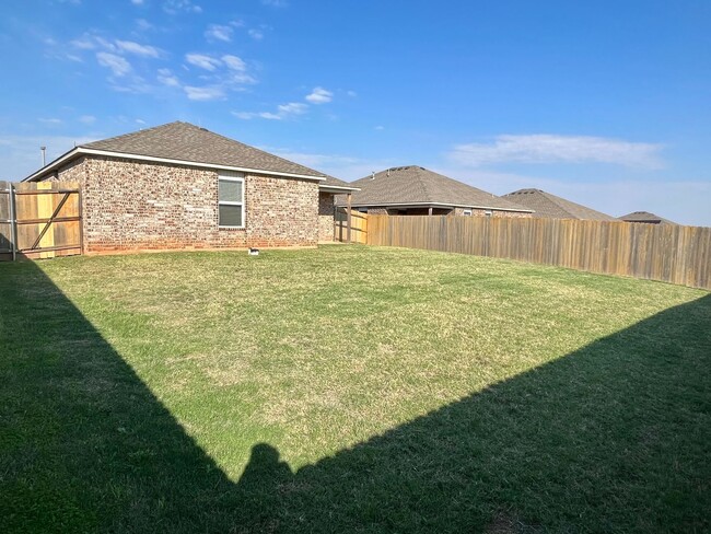 Building Photo - Great 3 Bed, 2 Bath In Yukon Schools!! New...