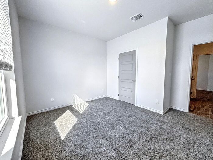 Building Photo - 722 Freedom Cir