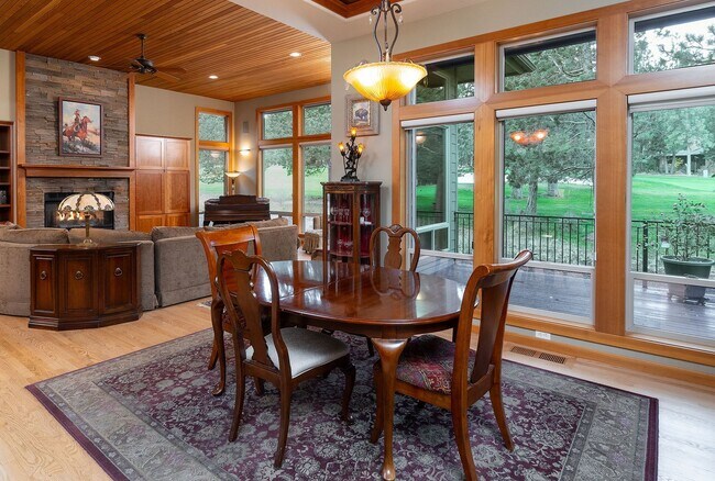 Building Photo - Move in special $1000 off first months rent / Gated Community in Awbrey Glen