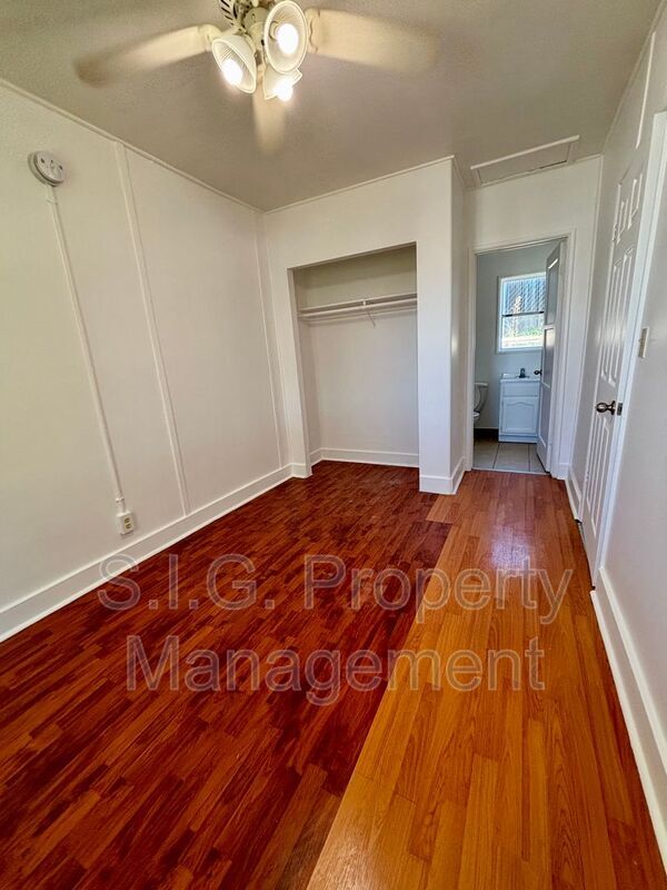 Building Photo - 10156 1/4 Helendale Ave