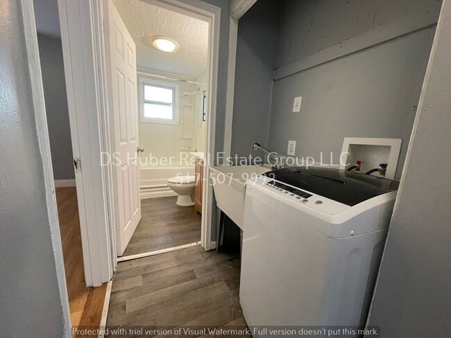 Building Photo - 1621 Roselawn Ave