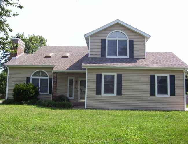 Primary Photo - 4 bedroom house in northeast Springfield with fenced yard!