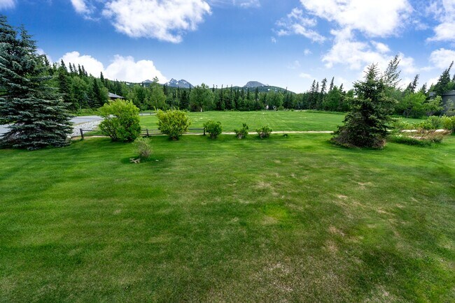 Building Photo - 11071 Mountain Lake Dr
