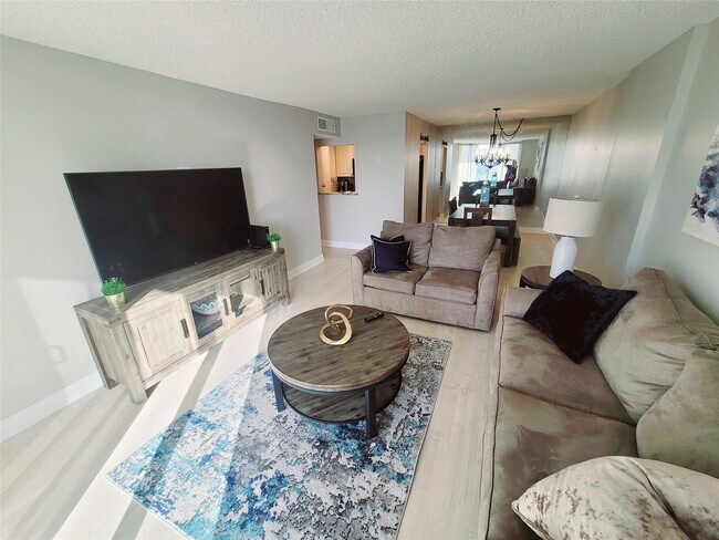 Building Photo - 1009 N Ocean Blvd