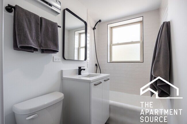 Building Photo - 1555 W Hollywood Ave