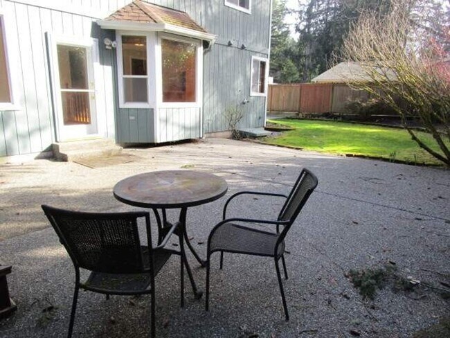 Building Photo - 4 Bedroom, 2.5 Bathroom Artondale area home