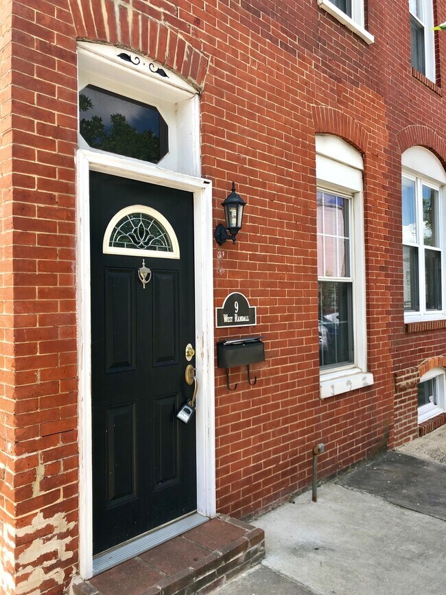 Building Photo - Charming 2 Bedroom/2 Bathroom Townhome in Federal Hill W/ Parking