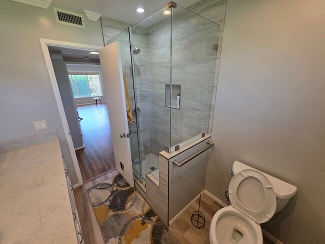 Building Photo - UPPER 1BD/1BA CONDO WITH GARAGE AND COMMON...