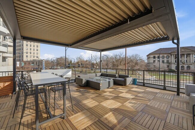 Building Photo - 2020 N Lincoln Park W