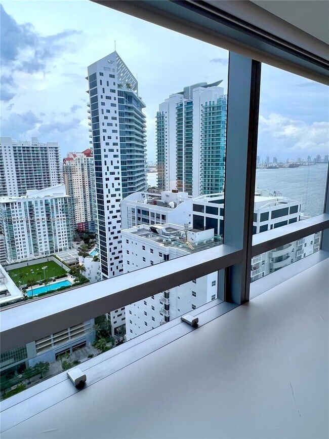 Building Photo - 1435 Brickell Ave