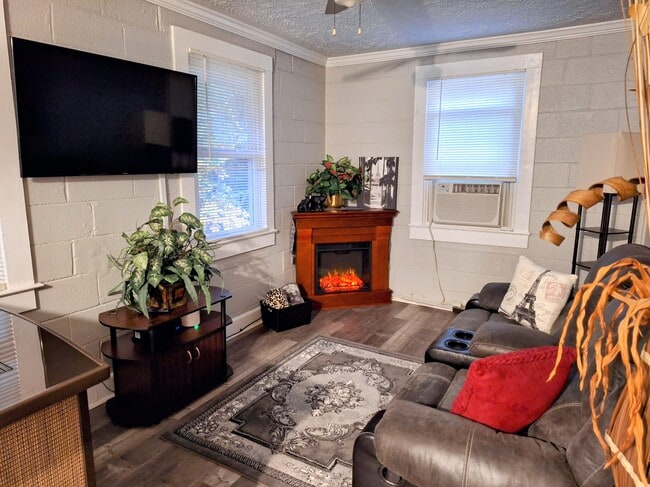 Primary Photo - 4210 Deadwyler Dr