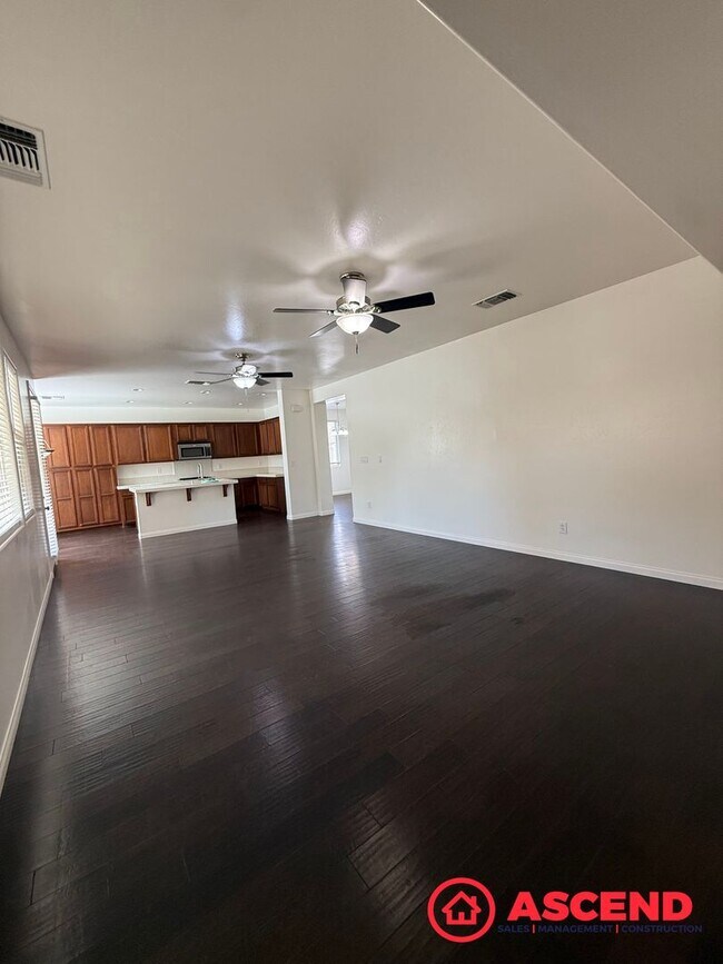 Building Photo - Beautiful 4 Bedroom Located in HOA!