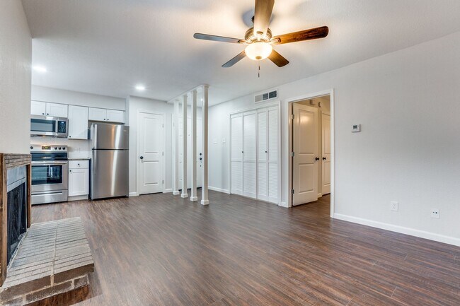 Building Photo - Creekside Condominumums