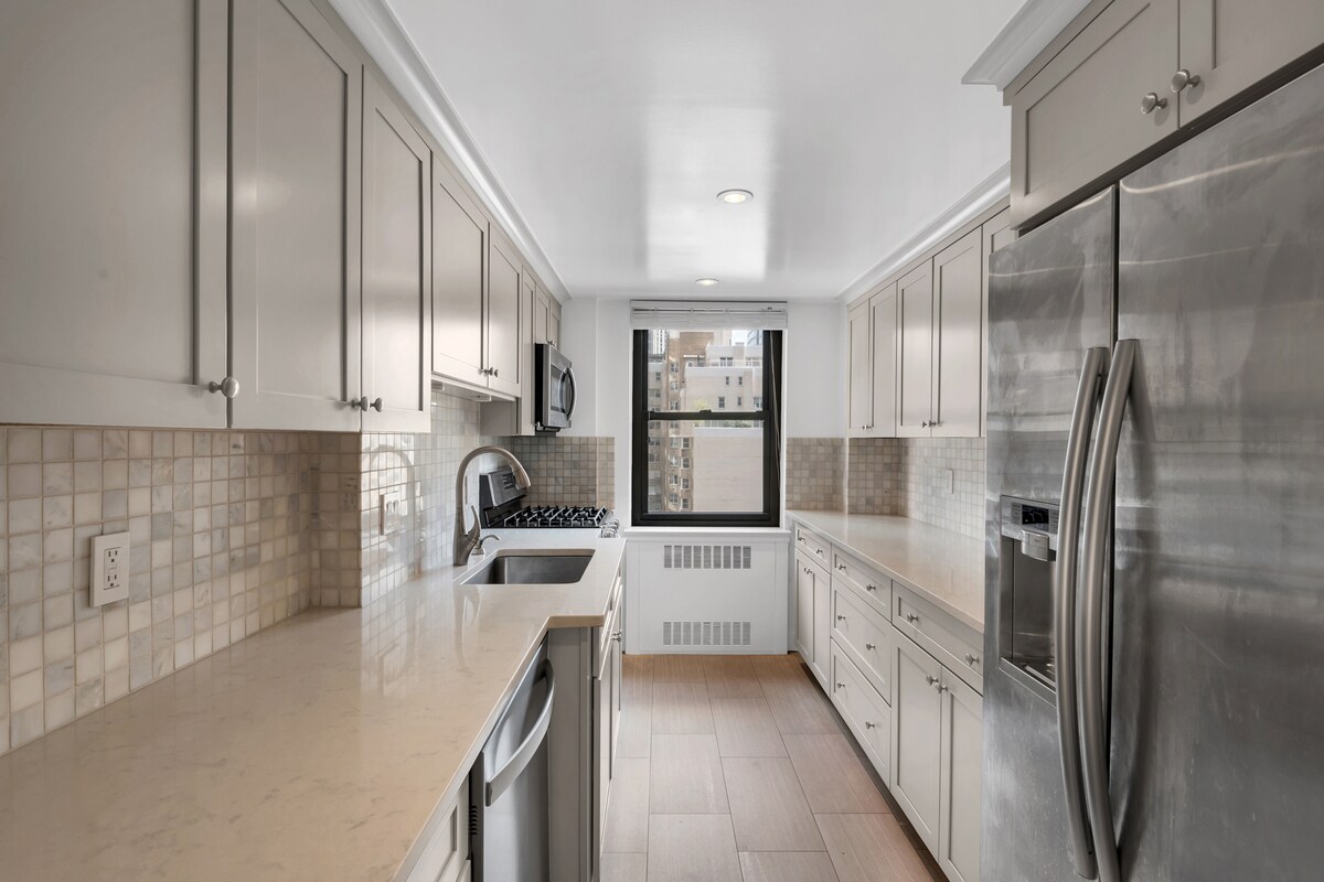 Building Photo - 135 E 54th St
