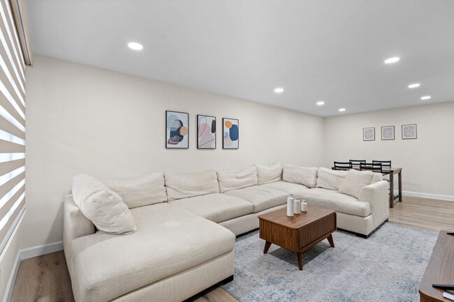 Building Photo - Roanoke Villas Apartments