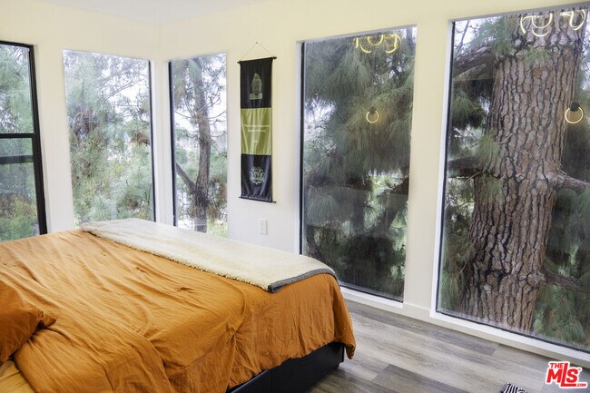 Building Photo - 1933 Lemoyne St