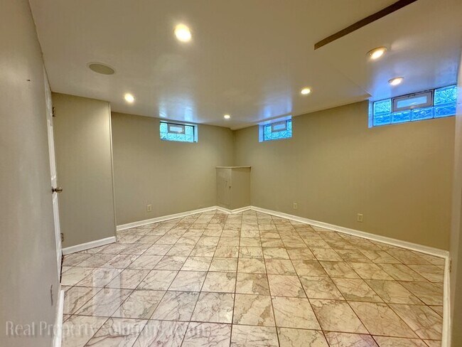 Building Photo - Beautiful home in Clintonville