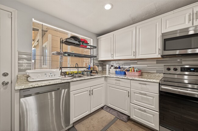 Building Photo - 13175 Clarewood Dr