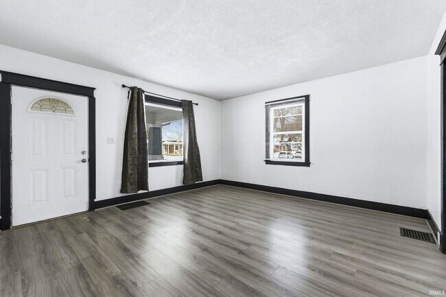 Building Photo - 3 bedroom available for immediate move i!