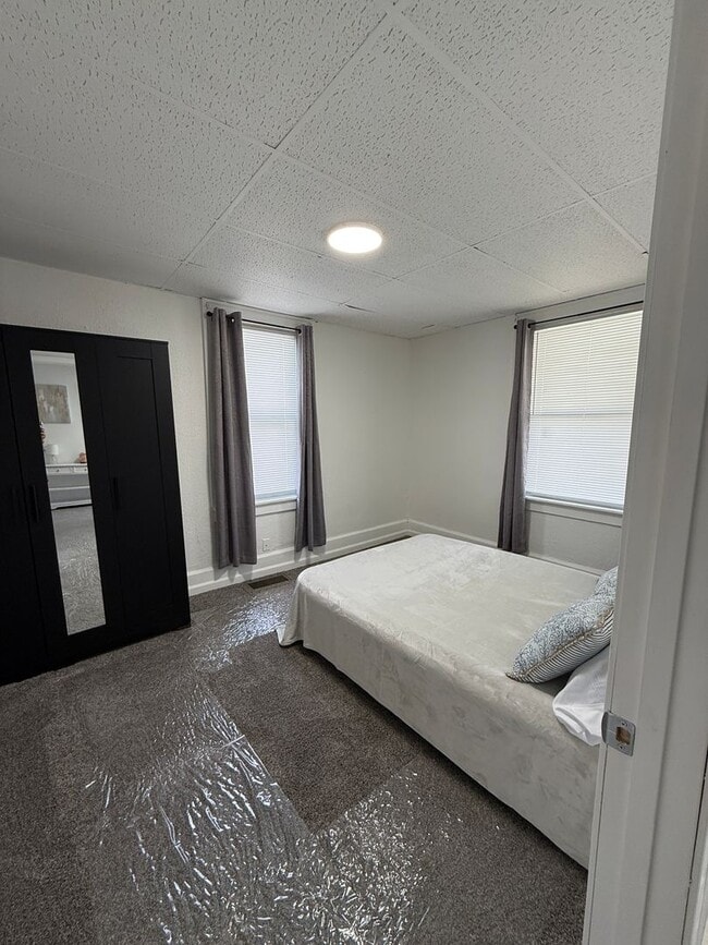 Building Photo - Don't miss out on this beautifully updated unit!