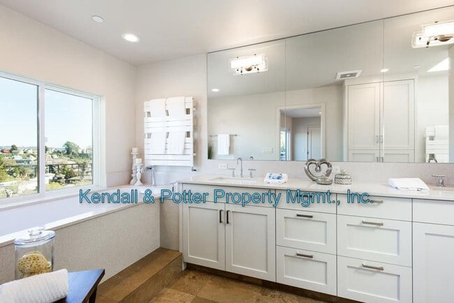 Building Photo - Sunny Paradise located in the Heart of Capitola!