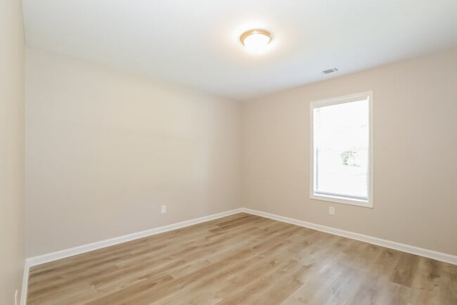 Building Photo - 2994 Raintree Dr SE