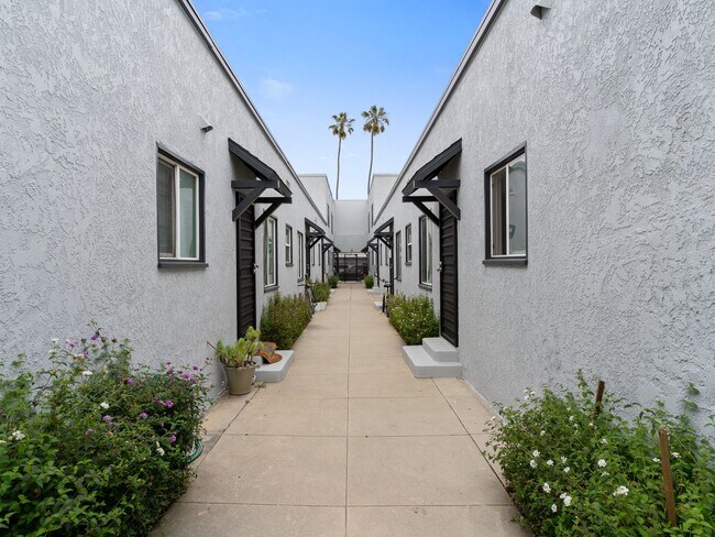 Building Photo - 1711 E Appleton St