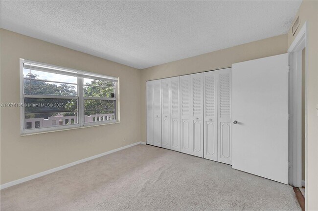 Building Photo - 1100 NW 87th Ave