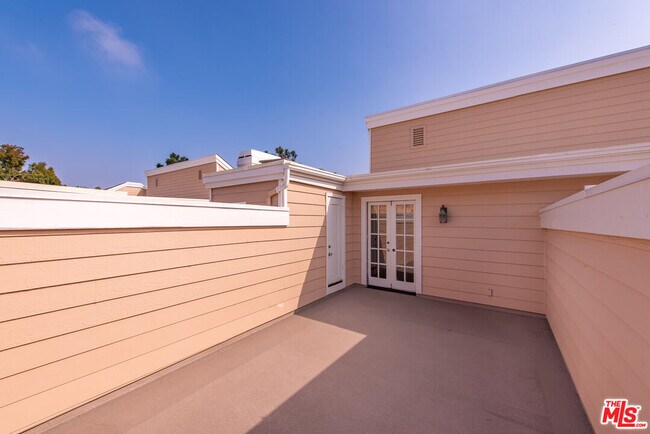 Building Photo - 4342 Redwood Ave