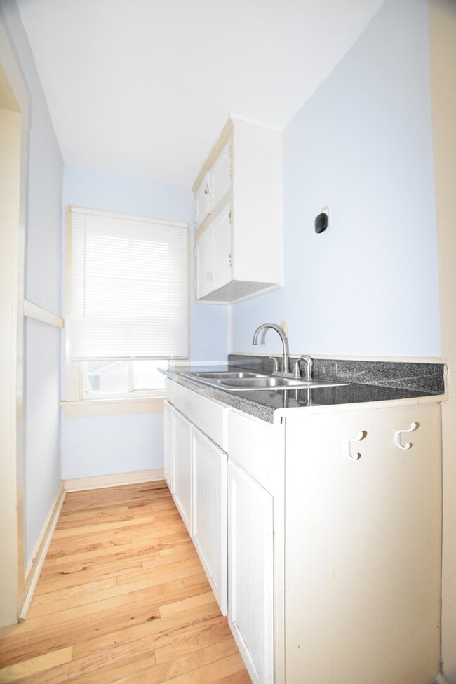 Building Photo - 457 Talma St