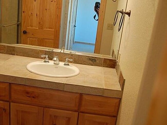 Building Photo - Granby Town House For Rent