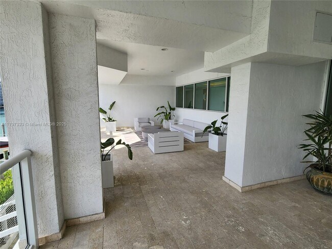 Building Photo - 5900 Collins Ave